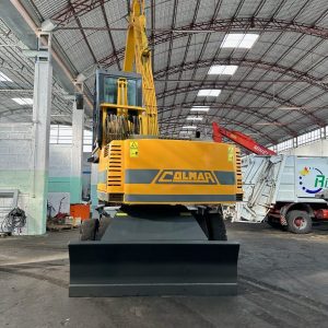 Colmar 302 gru semovente su gomma per movimentazione rottami ferrosi – vista laterale